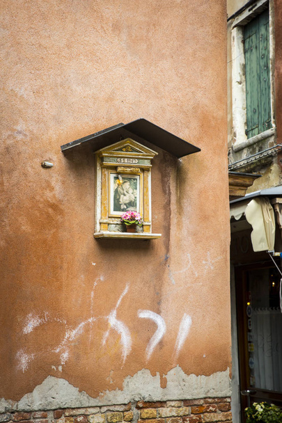 Malovaný ikona obraz Saint nebo Ex-voto na benátské oranžové zdi, Benátky, Itálie - Fotografie, Obrázek