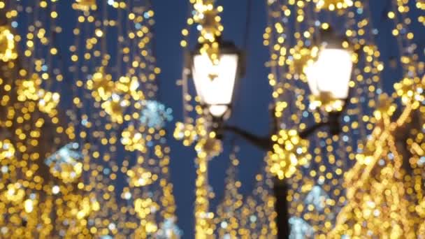 明るい通りイルミネーション。都市は Christmastide 休日に飾られています。ライトにきらめく飾る正月ボケ - 映像、動画