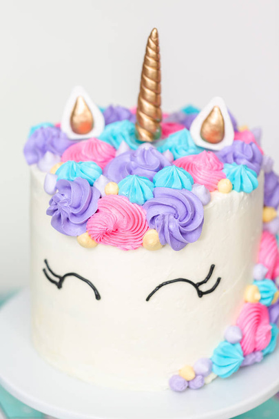 Close up van unicorn taart op kleine meisje verjaardagsfeestje. - Foto, afbeelding