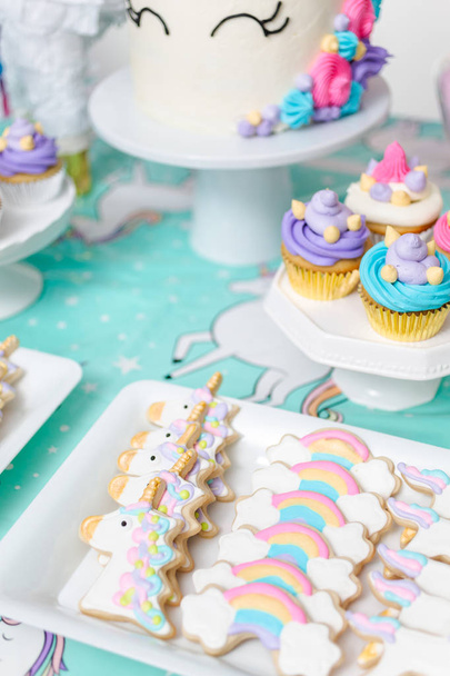 Unicornio galletas de azúcar en bandeja de servir en la fiesta de cumpleaños niña
. - Foto, imagen