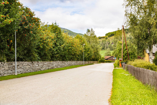 Paisaje con carretera y lugar rural en Noruega
. - Foto, Imagen