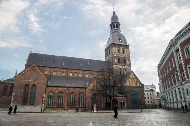 Riga, Lettonia - 13 febbraio 2016: persone non identificate passano davanti alla Cattedrale luterana di Riga
 - Foto, immagini