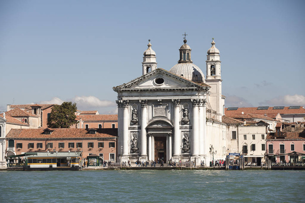 Vista sulla laguna di Venezia con chiesa Santa Maria del Rosario o dei Gesuati comunemente noto come Il Gesuati
  - Foto, immagini