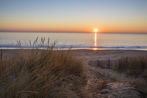 Pôr-do-sol mágico e romântico sobre o mar no inverno
 - Foto, Imagem