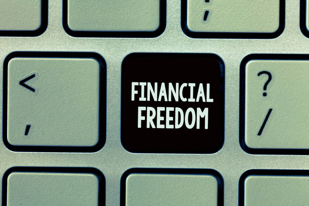 A pénzügyi szabadság kézírása. Koncepció jelentése, hogy a pénz mentes az aggodalomtól, ha pénzforgalomról van szó. - Fotó, kép