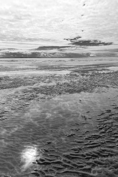 Черно-белый морской пейзаж, устье гаронны рядом с Рояном, Франция
 - Фото, изображение
