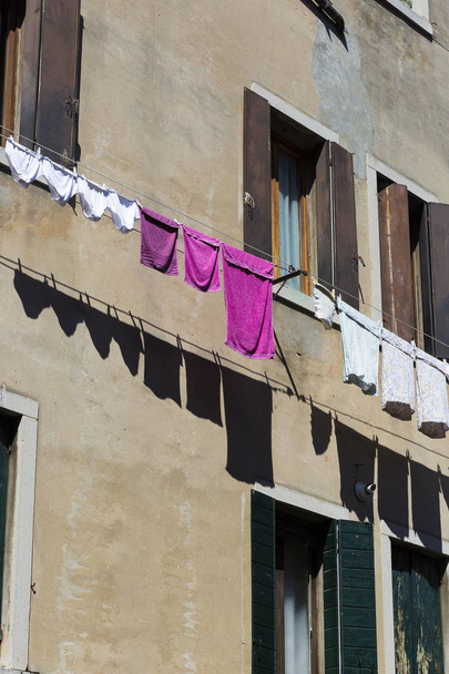 Kuruması için çamaşırları asılmış tipik Venedik evi cephesi. - Fotoğraf, Görsel