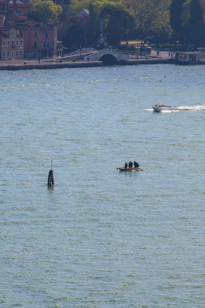 Persone che si allenano in barca, a remi nella laguna di Venezia
 - Foto, immagini