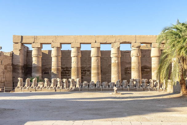 Wejście do Świątyni Luksorskiej, duże starożytna egipska świątynia kompleks położony na wschodnim brzegu Nilu, w mieście, dziś znany jako Luxor (starożytne Teby). Konsekrowany w Bogu Amon-Ra - Zdjęcie, obraz