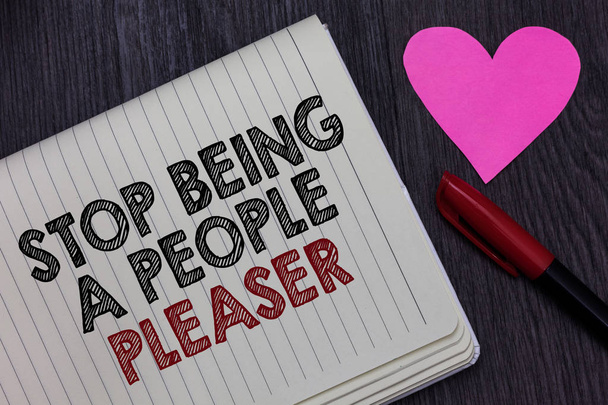 Escribiendo una nota que muestra Stop Being A People Pleaser. Exhibición de fotos de negocios Haz lo que te gusta no cosas que otras personas quieren Palabras tachadas en bloc de notas Love Heart Pen en escritorio leñoso negruzco
. - Foto, imagen