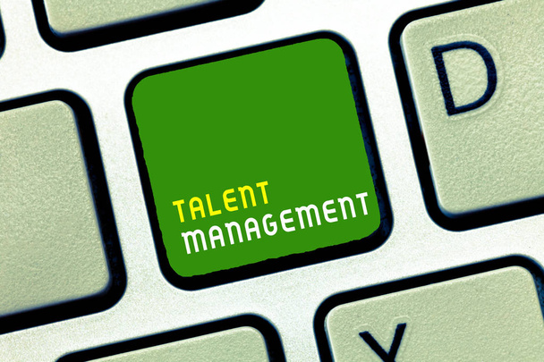 Uwaga piśmie pokazuje Talent Management. Biznesowe zdjęcie formacie prezentującym nabycie zatrudnianie i utrzymanie utalentowanych pracowników - Zdjęcie, obraz