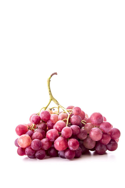 stelletje paarse druiven bessen geïsoleerd op wit  - Foto, afbeelding
