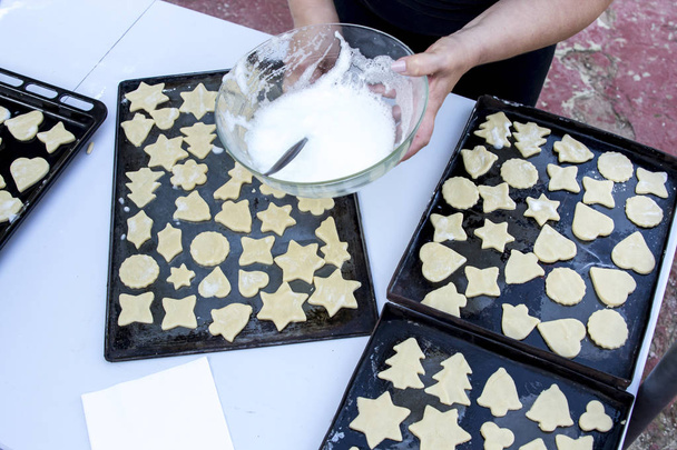 person preparing Christmas Cookies on Sheet pans - Valokuva, kuva