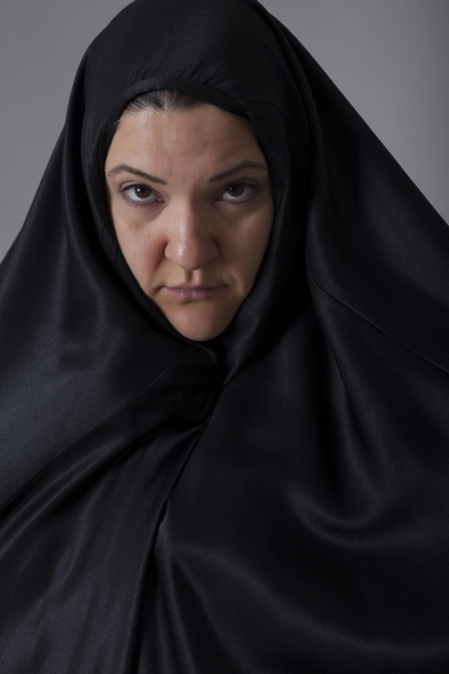 vrouw bedekt met zwarte sluier - Foto, afbeelding