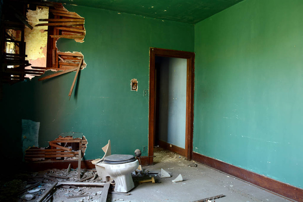 Habitación con WC en un edificio de apartamentos abandonados en Detroit
 - Foto, imagen
