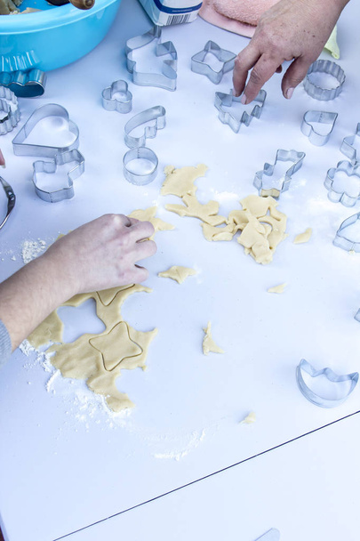 top view of people preparing Christmas ginger cookies with Aluminium Christmas Cookie Cutters - Foto, afbeelding