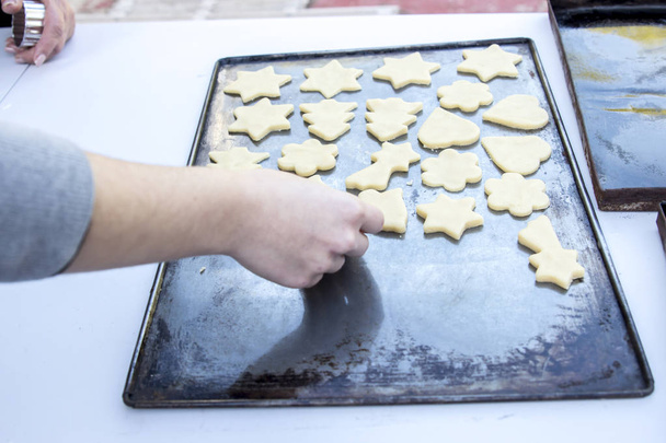person preparing Christmas Cookies on Sheet pan - Valokuva, kuva