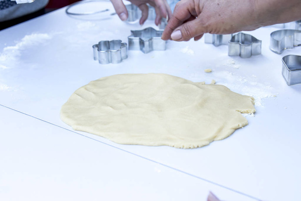 person preparing dough at table, cropped image - Foto, afbeelding