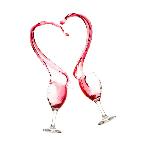 δύο ποτήρια, splattering κόκκινο κρασί λευκό φόντο  - Φωτογραφία, εικόνα