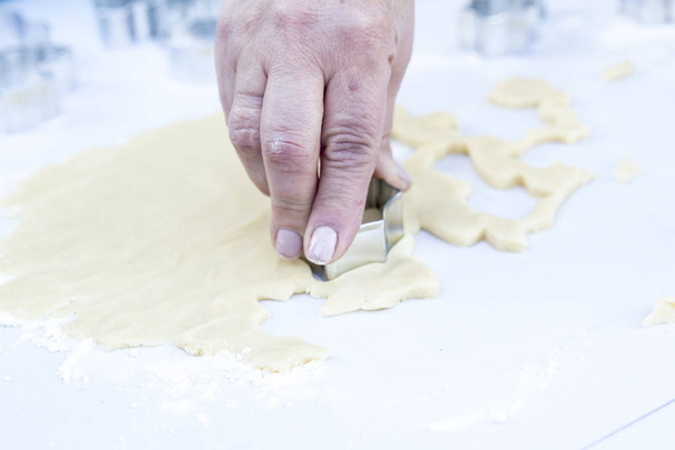 close up of person hand preparing cookies with Aluminium Cookie Cutters - Foto, afbeelding