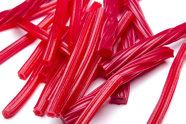 желе червоні солодощі цукерки ізольовані на білому
  - Фото, зображення