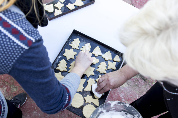 people preparing Christmas Cookies on Sheet pans - Foto, immagini