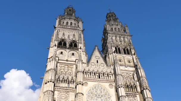 Καθεδρικός Ναός Tours είναι μια Ρωμαιοκαθολική εκκλησία βρίσκεται στο Tours, Indre-et-Loire, Γαλλία. Το όνομά του στα γαλλικά είναι Cathdrale Saint-Gatien de Tours. Είναι αφιερωμένη στον Άγιο Gatianus.  - Πλάνα, βίντεο