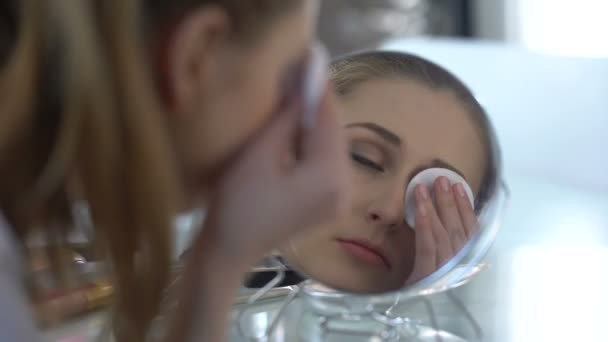 Girl easily removing make-up from eyes with new lotion, testing of removers - Video, Çekim