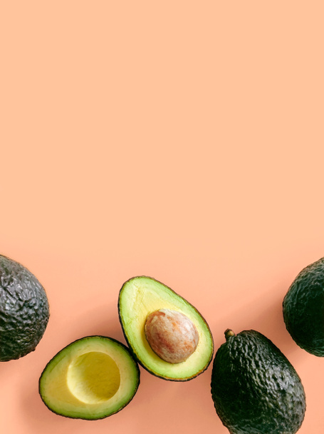 frische Bio-Haß-Avocados auf pastellrosa Hintergrund, Draufsicht mit Kopierraum - Foto, Bild