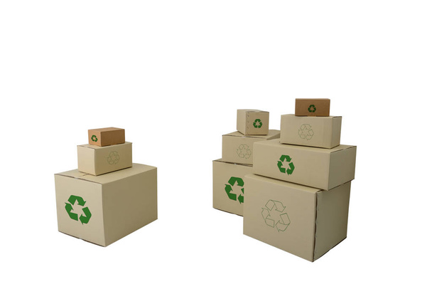 Kartons mit Recyclingschild in verschiedenen Größen gestapelt Kisten isoliert auf weißem Hintergrund mit Clipping-Pfad - Foto, Bild