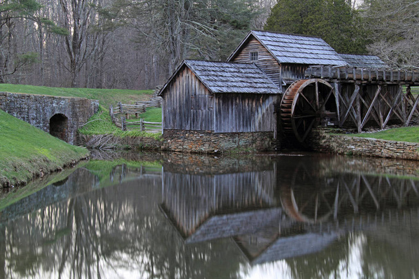 El antiguo molino de Mabry es uno de los sitios históricos más visitados que se encuentran a lo largo de la hermosa Blue Ridge Parkway en el estado de Virginia
 - Foto, imagen