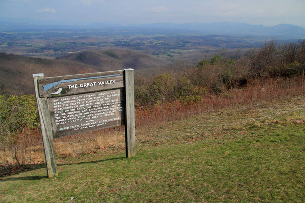 Een interpretatieve teken langs de Blue Ridge Parkway legt uit de natuurlijke geschiedenis van the Great Valley in de staat Virginia - Foto, afbeelding