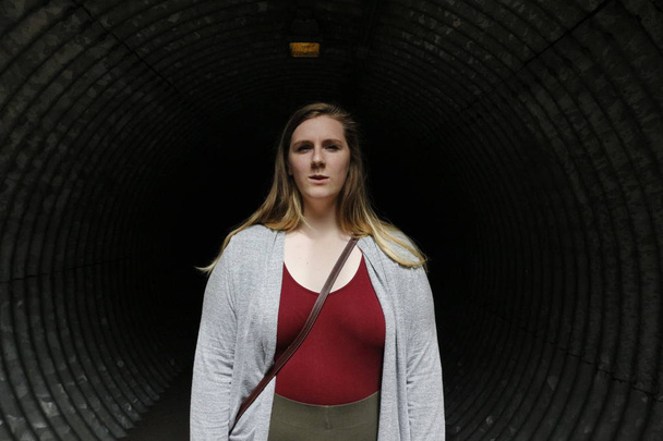 Nainen tunneli kävellä yksin tumma alikulkutie, abstrakti käsite pimeys ja yksinäisyys. voisi symboloida masennusta
 - Valokuva, kuva