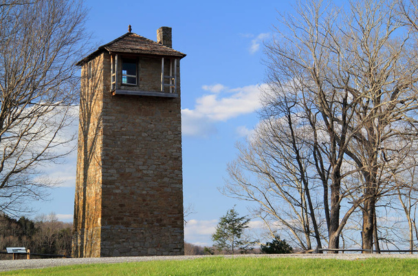 Por muitos anos, a Jackson Ferry Shot Tower foi o local de fabricação de munição que atendeu às necessidades militares dos primeiros Estados Unidos, Shot Tower Historical State Park no estado norte-americano da Virgínia.
 - Foto, Imagem