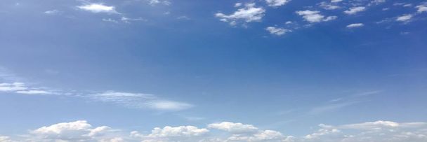 Hermosas nubes sobre un fondo azul del cielo. Cielo nublado. Cielo azul con clima nublado, nube de naturaleza. Nubes blancas, cielo azul y sol
. - Foto, Imagen