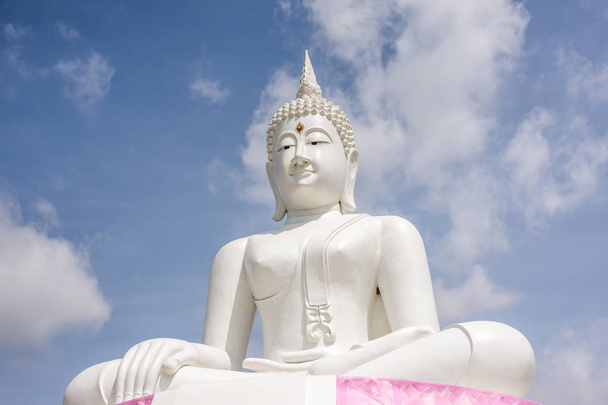 白仏と空の背景のラマ仏 Rattanamanee Mahaborphit Chonlasit Mongkholchai、Pa のサック Jolasid ダム タイの近くにあります。. - 写真・画像