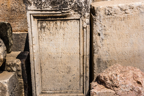 Oude schrift op marmer ruïnes in Ephesus historische oude stad, in Selcuk, Izmir, Turkije. - Foto, afbeelding