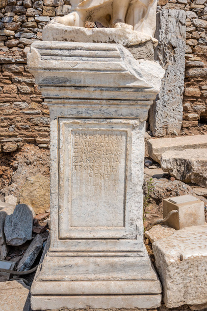 イズミル、トルコ, セルチュクのエフェソス歴史的な古代都市の遺跡の大理石の古代の聖書. - 写真・画像
