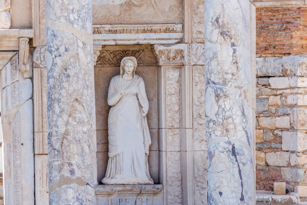 Hyveellisyyden personointi, Arete-patsas Efesoksen historiallisessa muinaiskaupungissa, Selcukissa, Izmirissä, Turkissa
. - Valokuva, kuva