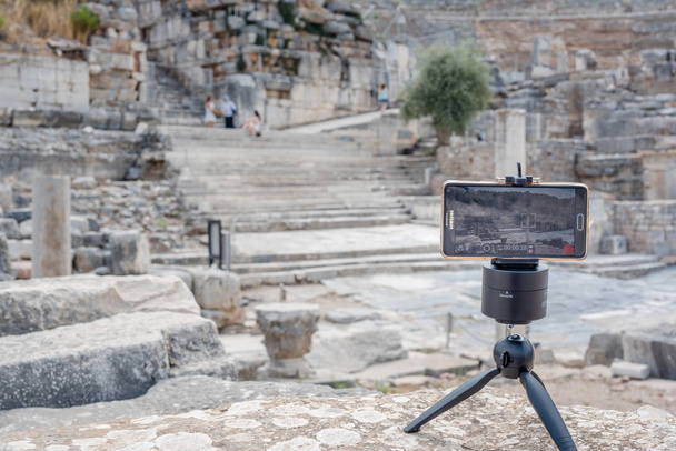 Handy, Handy fotografiert antike Ruinen in der historischen Stadt Ephesus, in Selcuk, Izmir, Türkei: 20. August 2017 - Foto, Bild