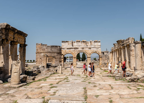 Οι άνθρωποι επισκέπτονται αποχωρητήριο ο Φροντίνος οδού στην αρχαία πόλη της Ιεράπολης σε Παμούκαλε, Turkey.25 Αύγουστο του 2017 - Φωτογραφία, εικόνα