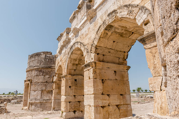 Η Βυζαντινή πύλη στην αρχαία πόλη της Ιεράπολης σε Παμούκαλε, Τουρκία. - Φωτογραφία, εικόνα