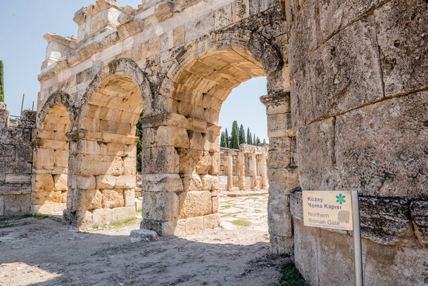 Η Βυζαντινή πύλη στην αρχαία πόλη της Ιεράπολης σε Παμούκαλε, Τουρκία. - Φωτογραφία, εικόνα