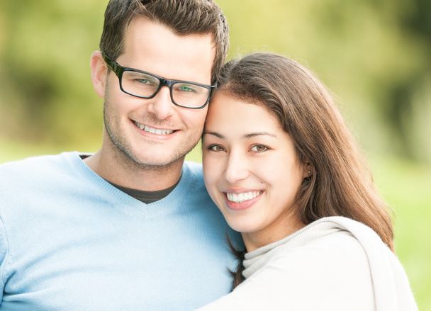 Portrait de jeune homme et femme heureux dans le parc
. - Photo, image