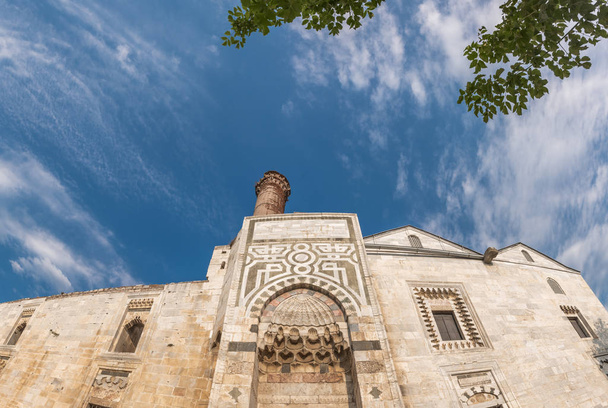 Vue panoramique extérieure à haute résolution de la mosquée Isa Bey qui possède d'impressionnantes œuvres d'art architectural restantes des beyliks d'Anatolie à Selcuk, Izmir, Turquie
. - Photo, image