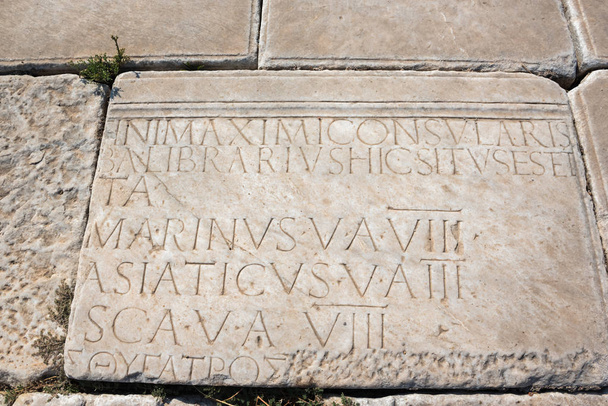 Muinainen kirjoitus marmoriraunioista Efesoksen historiallisessa muinaiskaupungissa, Selcukissa, Izmirissä, Turkissa
. - Valokuva, kuva