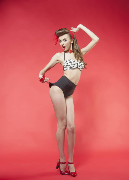 portrait of girl in pin up style on red background - Foto, Imagen