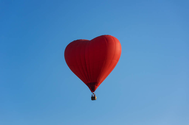 Piękny czerwony balon w błękitne niebo festiwalu balon w Chiang rai, Thailand. - Zdjęcie, obraz