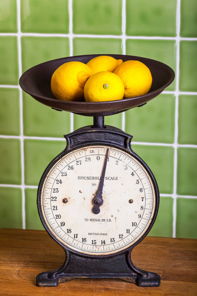 staré váhy s citrony - Fotografie, Obrázek