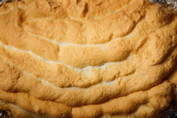 Προβολή μακροεντολών επάνω σαντιγί ασπράδια κάλυμμα του φούρνου dorado στο αλουμινόχαρτο - Φωτογραφία, εικόνα